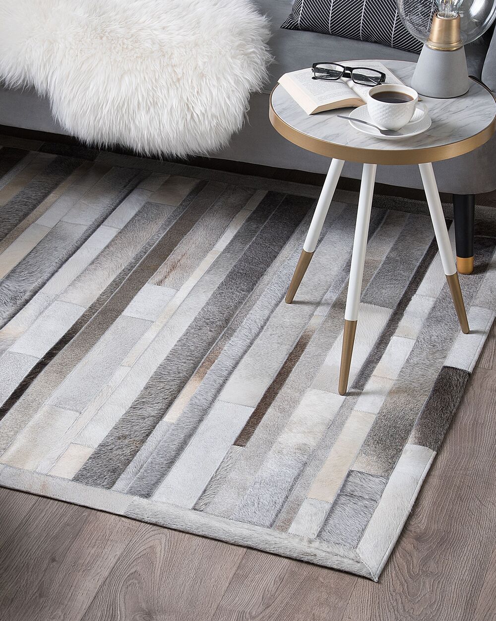 Teppich Kuhfell hellgrau 140 x 200 cm Patchwork Kurzflor AZAY – Bild 2